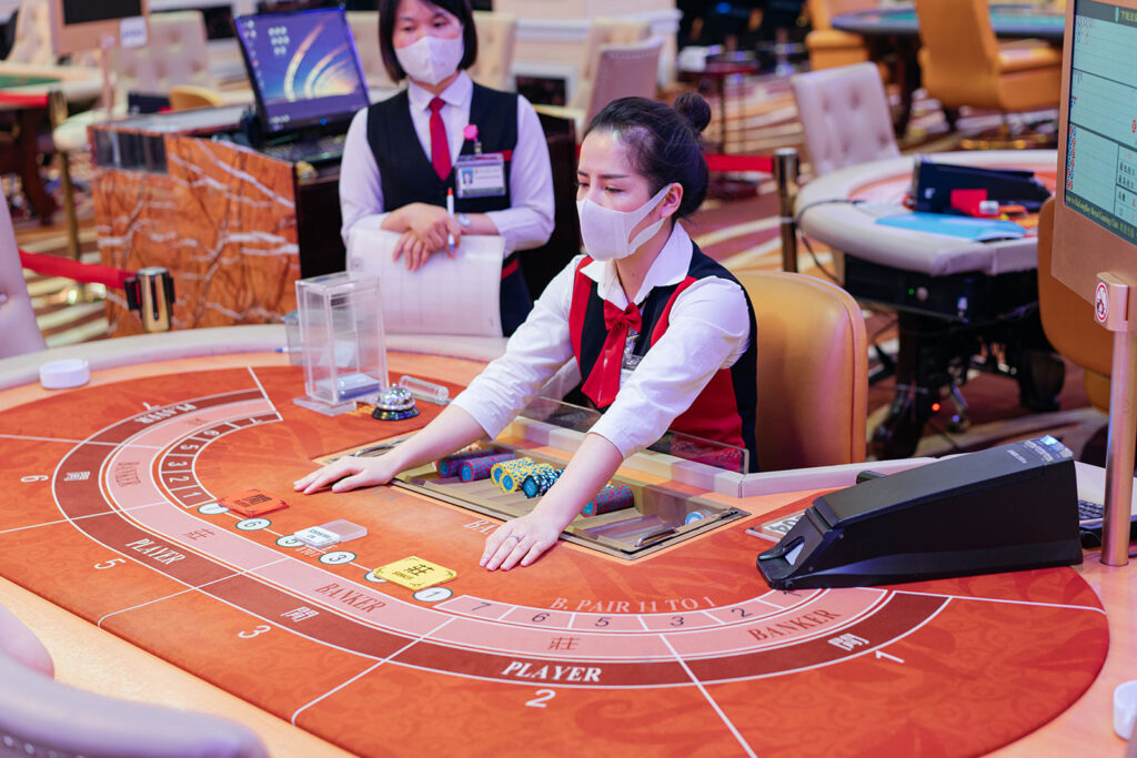 Những điều cần biết về Dealer trong Casino hiện nay 2 Diễn biến vai trò của Dealer trong một ván đấu bất kỳ